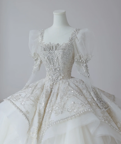 Elegantes französisches Hochzeitskleid mit eckigem Ausschnitt, Puffärmeln, glänzenden Perlen, Tüll und Bodenlänge P2613