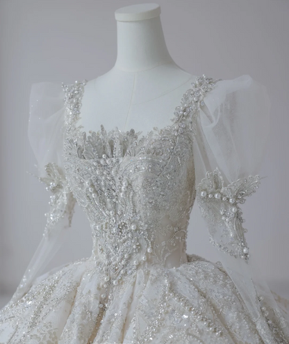 Elegantes französisches Hochzeitskleid mit eckigem Ausschnitt, Puffärmeln, glänzenden Perlen, Tüll und Bodenlänge P2613