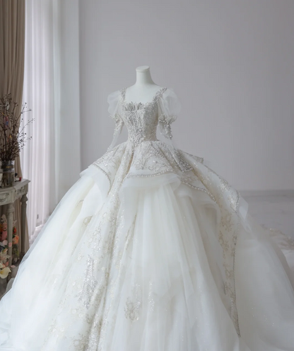 Elegantes französisches Hochzeitskleid mit eckigem Ausschnitt, Puffärmeln, glänzenden Perlen, Tüll und Bodenlänge P2613