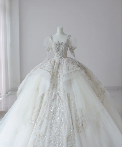Elegantes französisches Hochzeitskleid mit eckigem Ausschnitt, Puffärmeln, glänzenden Perlen, Tüll und Bodenlänge P2613
