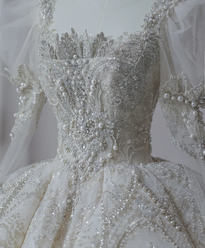 Elegantes französisches Hochzeitskleid mit eckigem Ausschnitt, Puffärmeln, glänzenden Perlen, Tüll und Bodenlänge P2613