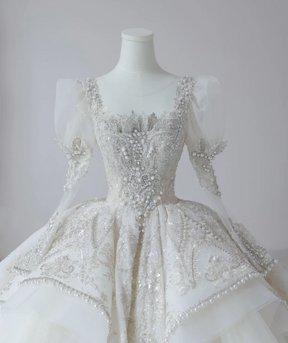 Elegantes französisches Hochzeitskleid mit eckigem Ausschnitt, Puffärmeln, glänzenden Perlen, Tüll und Bodenlänge P2613