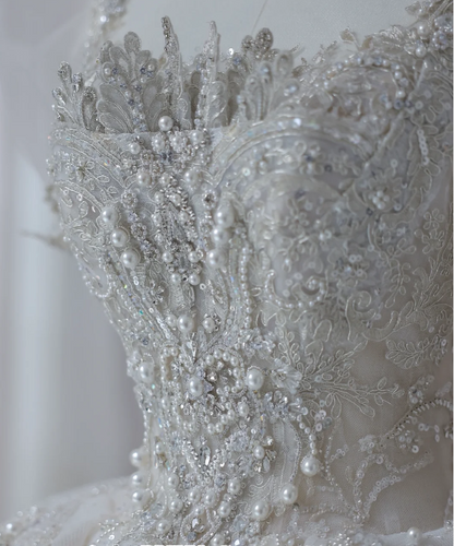 Elegantes französisches Hochzeitskleid mit eckigem Ausschnitt, Puffärmeln, glänzenden Perlen, Tüll und Bodenlänge P2613