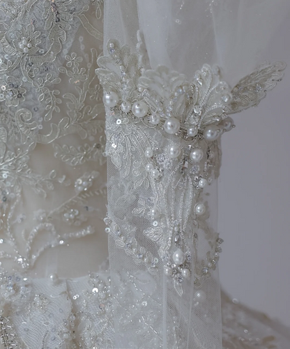 Elegantes französisches Hochzeitskleid mit eckigem Ausschnitt, Puffärmeln, glänzenden Perlen, Tüll und Bodenlänge P2613