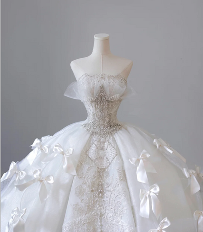 Weißes trägerloses Prinzessinnen-Hochzeitskleid mit Schleife und Tüll P2614