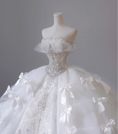 Weißes trägerloses Prinzessinnen-Hochzeitskleid mit Schleife und Tüll P2614