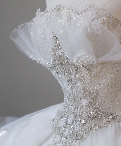 Weißes trägerloses Prinzessinnen-Hochzeitskleid mit Schleife und Tüll P2614