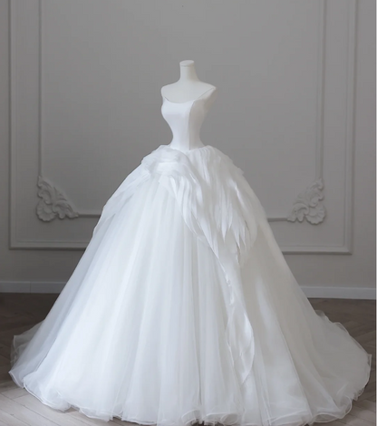 Schlichtes und verträumtes trägerloses A-Linien-Tüll-Brautkleid P2615