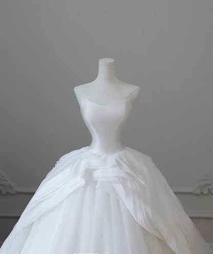 Schlichtes und verträumtes trägerloses A-Linien-Tüll-Brautkleid P2615