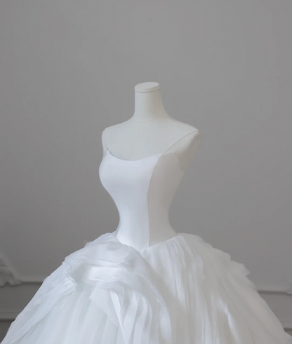 Schlichtes und verträumtes trägerloses A-Linien-Tüll-Brautkleid P2615