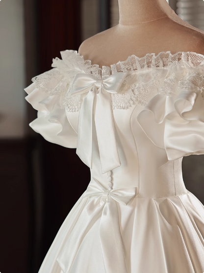Vintage weißes Satin-Brautkleid mit Puffärmeln, Schleife, One-Shoulder-Ausschnitt und mittellangem Rock P2616