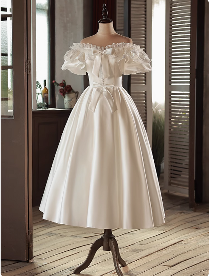 Vintage weißes Satin-Brautkleid mit Puffärmeln, Schleife, One-Shoulder-Ausschnitt und mittellangem Rock P2616