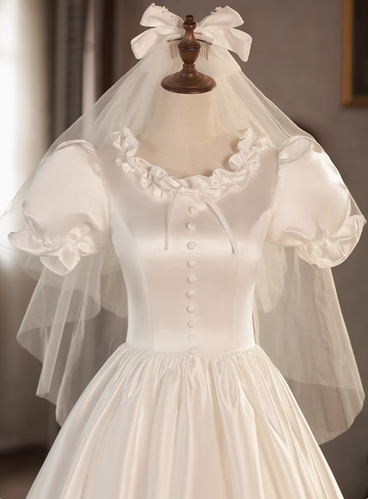 Prinzessin Brautkleid P2622 aus Satin mit Rundhalsausschnitt, Puffärmeln und kurzem A-Linien-Rock