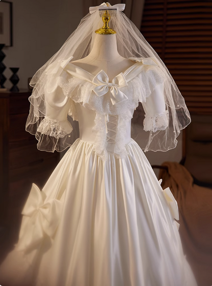 Französisches Retro-Brautkleid P2623 aus Satin mit kurzen Ärmeln und Schleife