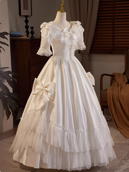 Französisches Retro-Brautkleid P2623 aus Satin mit kurzen Ärmeln und Schleife