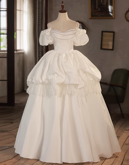 Elegantes weißes Hochzeitskleid aus Satin mit Puffärmeln und Trägern P2624