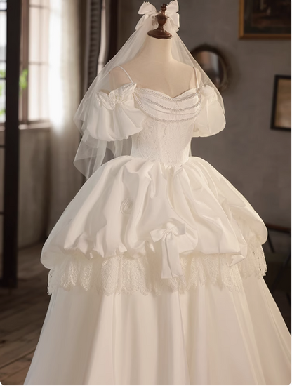 Elegantes weißes Hochzeitskleid aus Satin mit Puffärmeln und Trägern P2624