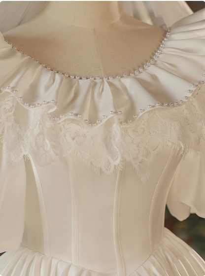 Elegantes französisches Hochzeitskleid aus weißem Satin mit Puffärmeln und Spitze, bodenlang P2630