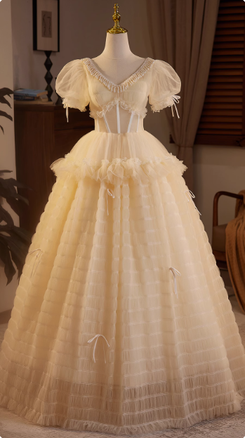 Elegantes, fließendes champagnerfarbenes Brautkleid mit V-Ausschnitt, kurzen Ärmeln und Tüll in A-Linie P2635
