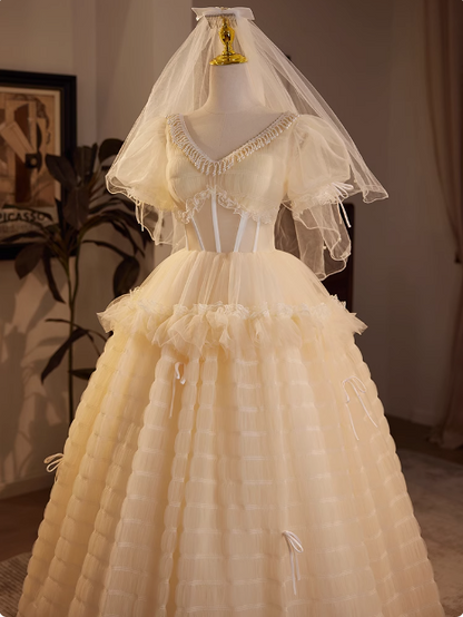 Elegantes, fließendes champagnerfarbenes Brautkleid mit V-Ausschnitt, kurzen Ärmeln und Tüll in A-Linie P2635