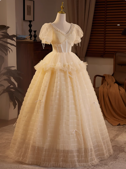 Elegantes, fließendes champagnerfarbenes Brautkleid mit V-Ausschnitt, kurzen Ärmeln und Tüll in A-Linie P2635