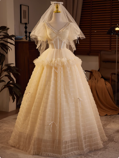 Elegantes, fließendes champagnerfarbenes Brautkleid mit V-Ausschnitt, kurzen Ärmeln und Tüll in A-Linie P2635