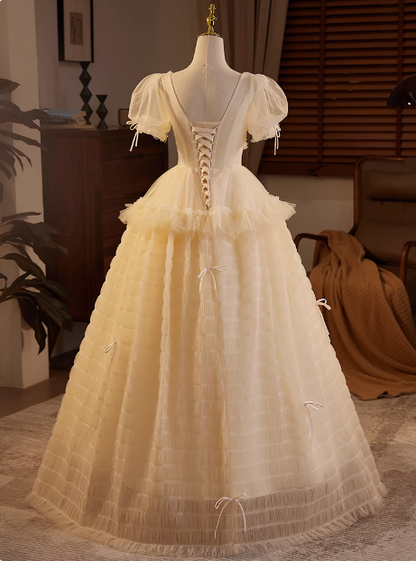 Elegantes, fließendes champagnerfarbenes Brautkleid mit V-Ausschnitt, kurzen Ärmeln und Tüll in A-Linie P2635