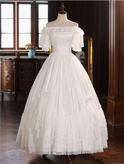 Französisches, schulterfreies A-Linien-Brautkleid aus Satin mit geschichteter Spitze P2636