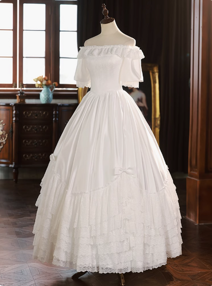 Französisches, schulterfreies A-Linien-Brautkleid aus Satin mit geschichteter Spitze P2636