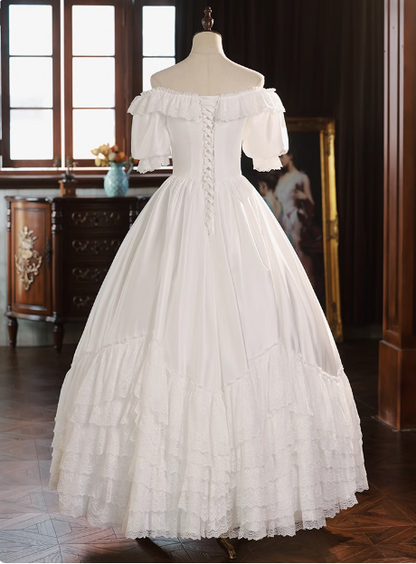 Französisches, schulterfreies A-Linien-Brautkleid aus Satin mit geschichteter Spitze P2636