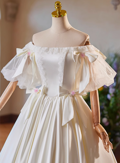 Einfaches weißes schulterfreies Satin-Hochzeitskleid P2639 in Bodenlänge mit Schleife