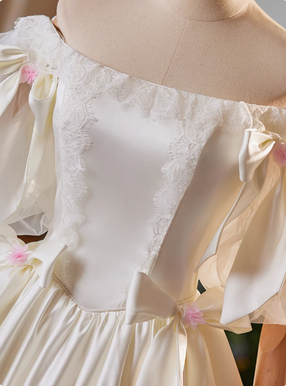 Einfaches weißes schulterfreies Satin-Hochzeitskleid P2639 in Bodenlänge mit Schleife
