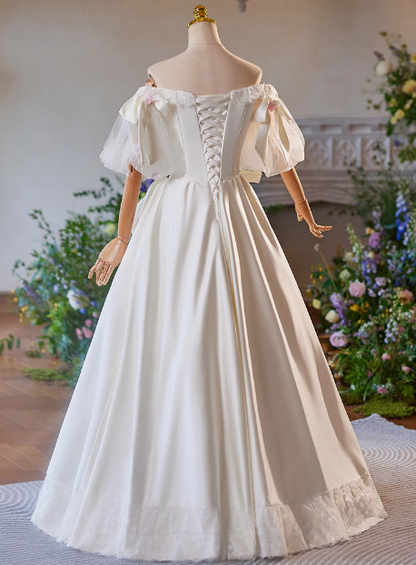 Einfaches weißes schulterfreies Satin-Hochzeitskleid P2639 in Bodenlänge mit Schleife