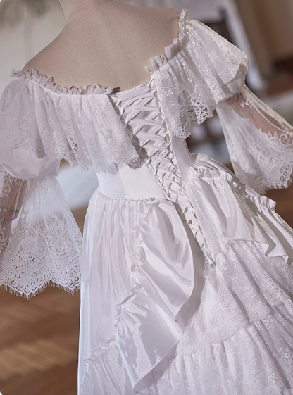 Wunderschönes, schulterfreies, bodenlanges Hochzeitskleid aus weißem Satin mit Spitze P2640