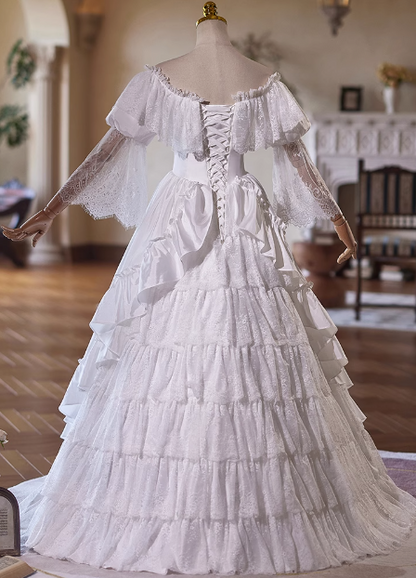 Wunderschönes, schulterfreies, bodenlanges Hochzeitskleid aus weißem Satin mit Spitze P2640