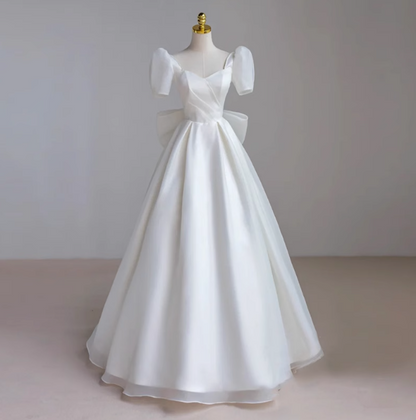 Einfaches weißes, kurzärmeliges Brautkleid mit Schleife und Tüll, bodenlang, P2641
