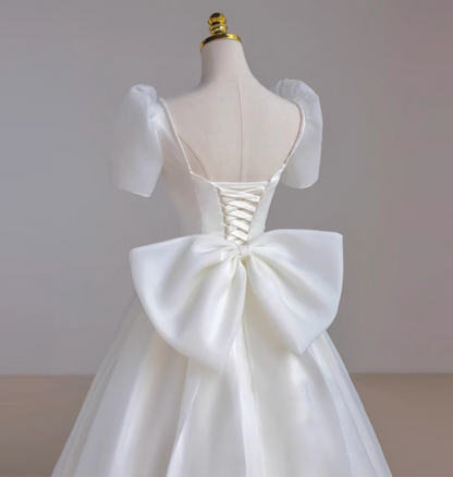 Einfaches weißes, kurzärmeliges Brautkleid mit Schleife und Tüll, bodenlang, P2641