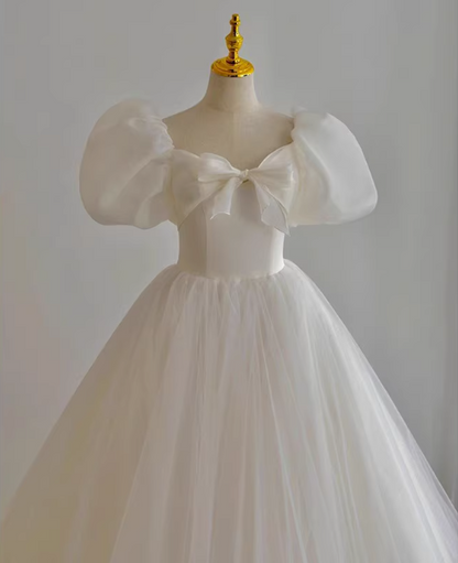 Prinzessin schlichtes weißes Tüll-Brautkleid mit Puffärmeln, A-Linie, bodenlang P2642