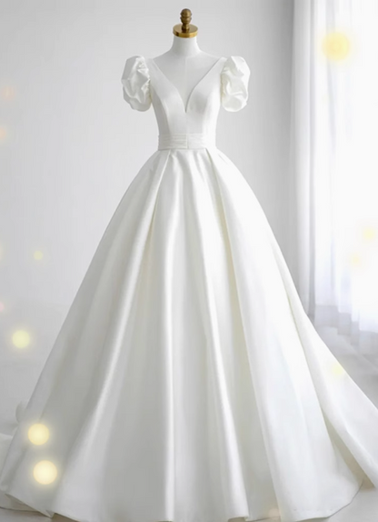 Elegantes und schlichtes, bodenlanges Brautkleid aus weißem Satin mit V-Ausschnitt P2643
