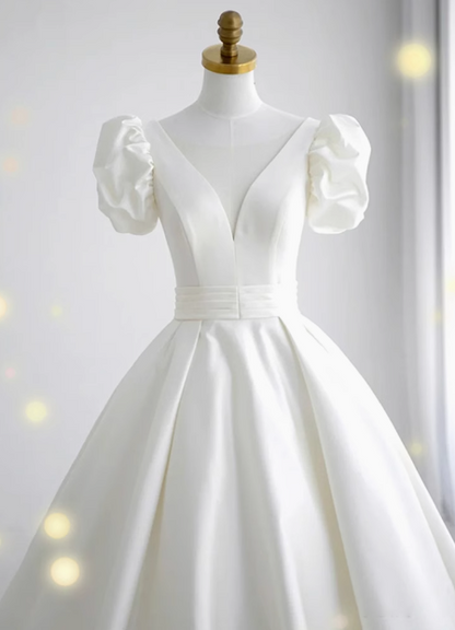 Elegantes und schlichtes, bodenlanges Brautkleid aus weißem Satin mit V-Ausschnitt P2643