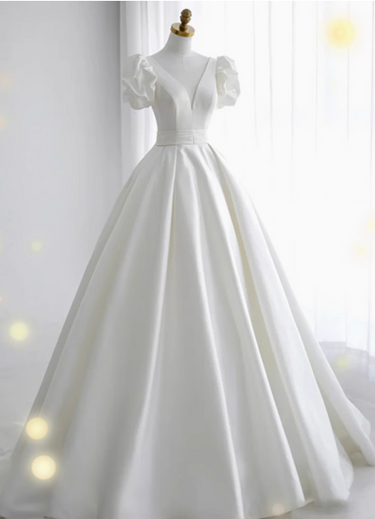 Elegantes und schlichtes, bodenlanges Brautkleid aus weißem Satin mit V-Ausschnitt P2643