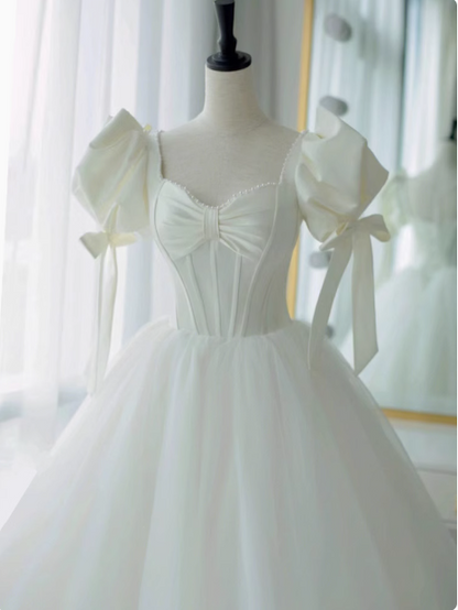 Einfaches weißes Prinzessinnen-Brautkleid aus Tüll mit Puffärmeln, bodenlang P2646