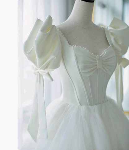 Einfaches weißes Prinzessinnen-Brautkleid aus Tüll mit Puffärmeln, bodenlang P2646