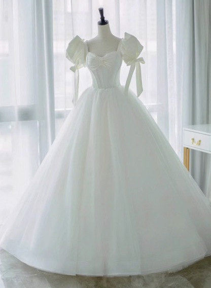 Einfaches weißes Prinzessinnen-Brautkleid aus Tüll mit Puffärmeln, bodenlang P2646