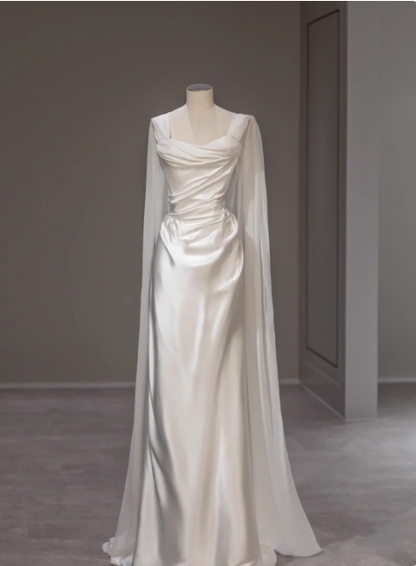 Schlichtes und elegantes bodenlanges Hochzeitskleid aus weißem Satin P2649