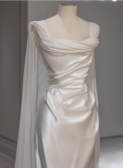 Schlichtes und elegantes bodenlanges Hochzeitskleid aus weißem Satin P2649