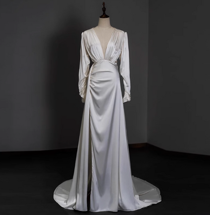 Elegantes Brautkleid P2650 aus Satin mit tiefem V-Ausschnitt, langen Ärmeln, hohem Schlitz und bodenlangem, schlichtem Design