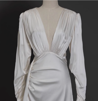 Elegantes Brautkleid P2650 aus Satin mit tiefem V-Ausschnitt, langen Ärmeln, hohem Schlitz und bodenlangem, schlichtem Design