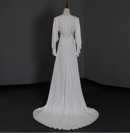 Elegantes Brautkleid P2650 aus Satin mit tiefem V-Ausschnitt, langen Ärmeln, hohem Schlitz und bodenlangem, schlichtem Design