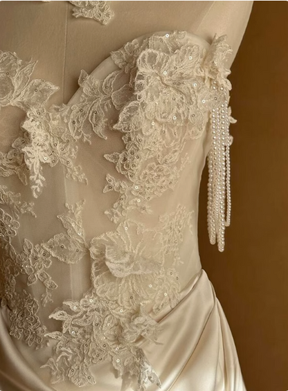 Vintage Trägerloses schulterfreies Sweetheart-Dekolleté Spitzen Seidensatin bodenlanges Hochzeitskleid P2651